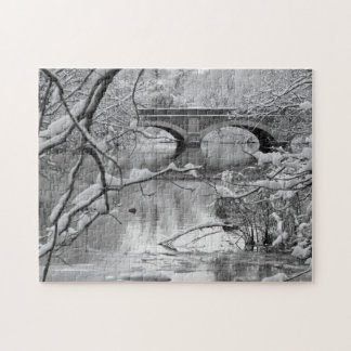 Bågen överbryggar över den djupfryst floden i pussel