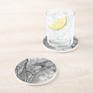 Bågen överbryggar över den djupfryst floden i underlägg