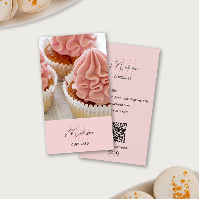 Bageri Monogram Logotyp Cupcake Foto QR Rosa Visitkort (Bakery Monogram Logo Cupcake Photo QR Blush Pink Business Card)