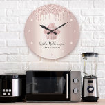 Bagerkakor Förlag Chef Ro Guld Glitter Drivrutiner Stor Klocka<br><div class="desc">Gör ett intryck av snyggten med den här eleganten, sofistikerad, enkel och modern väggklocka. En gnidig, ro guld, manusapa, handskriven typografi och glitter-droppar täcker över en fingerad metallbakgrund i ro guld. Anpassa med din namn, ditt företag eller annan information från fullt. Du kan välja mellan en rund eller fyrkantig klocka...</div>