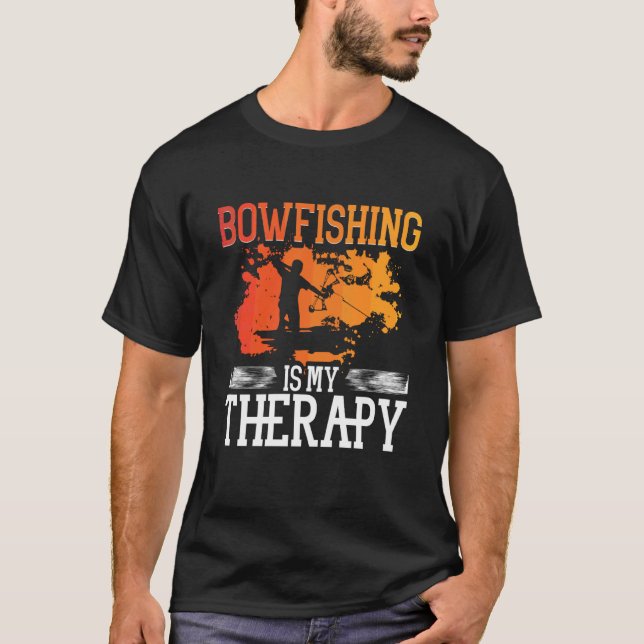 Bågfiske är min terapi, bågfiskare t shirt (Framsida)