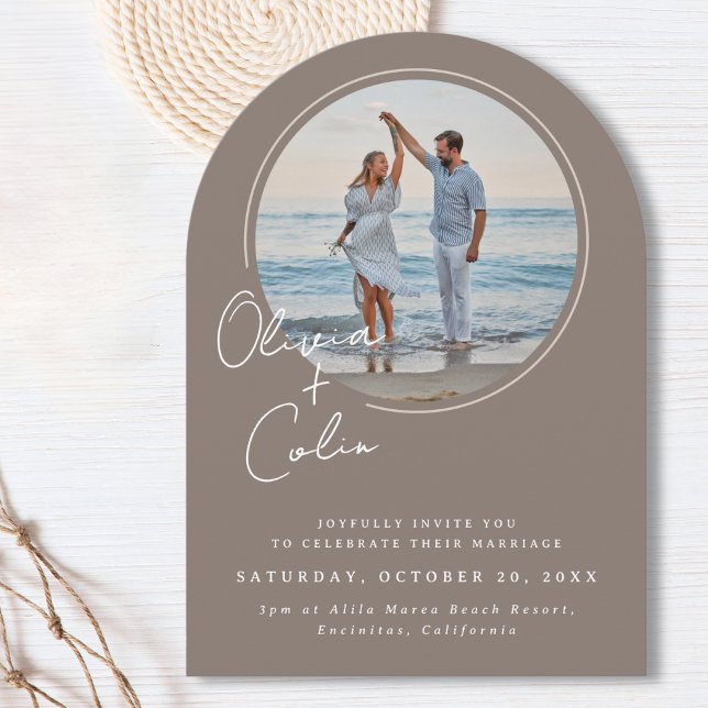 Bågformad Foto Casual Script Förnamn Bröllop Inbjudningar (Arched Round Photo Casual Script First Names Wedding Invitation in Taupe for Coastal Beach Wedding)