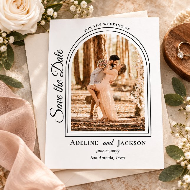 Bågformad Foto Elegant Skript Spara Datumet (Elegant arched photo save the date with romantic script, black detailing, and timeless wedding style)