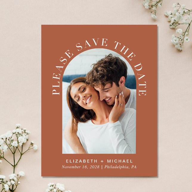 Bågformad fotofrälsnings QR-kod Terrakotta Spara D Meddelande Vykort (Celebrate your love story with a save the date showcasing your photo in an elegant arch frame)