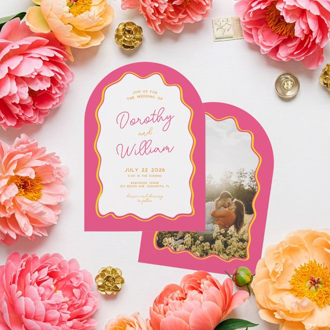 Bågig vacker och färgrik bröllopsfest inbjudningar (Quirky and Fun Squiggly Arch Wedding Invitation in pink, orange and yellow color palette.)