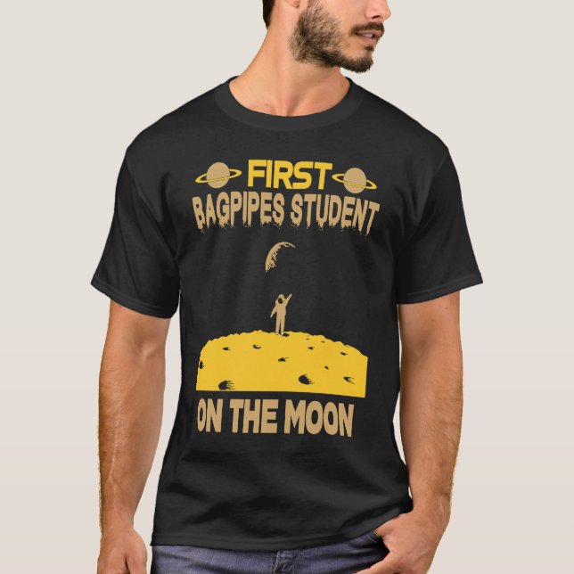 Bagpipa Student vid Måne T Shirt (Framsida)