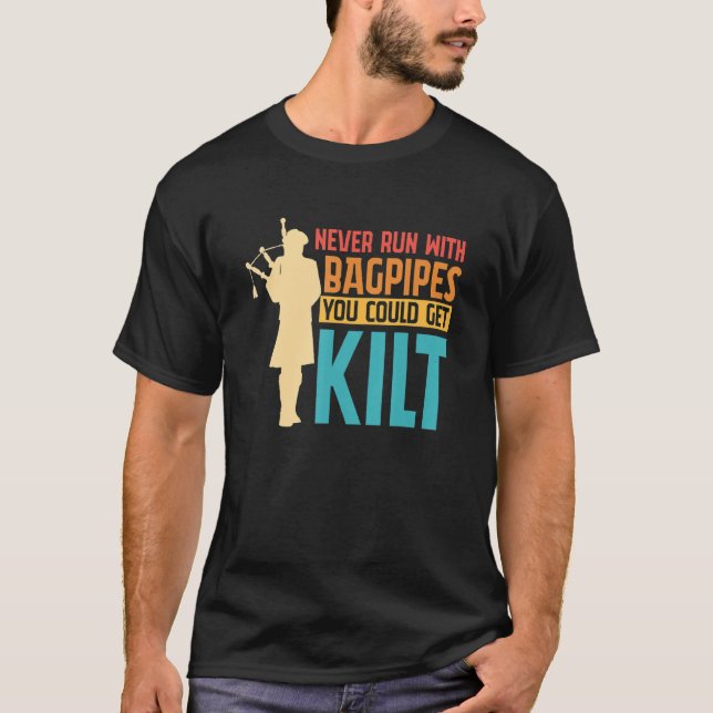 Bagpipe Bagpiper Aldrig Springa med Bagpipes. T Shirt (Framsida)