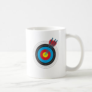 Bågskytte uppsätta som mål med pilar kaffemugg