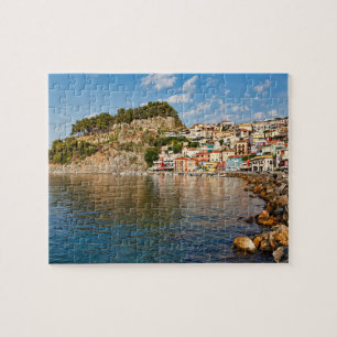 Bajen med de färgstarka husen i Parga, Grekland Pussel