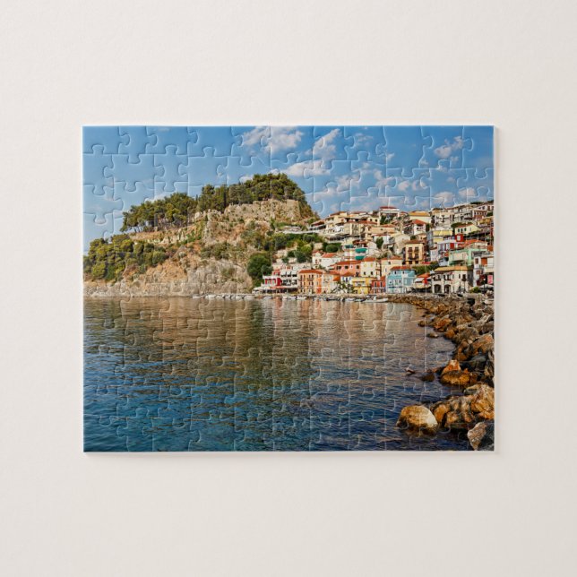 Bajen med de färgstarka husen i Parga, Grekland Pussel (Horisontell)