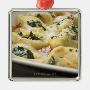 Bakade pastasnäckor med spenatfyllning julgransprydnad metall