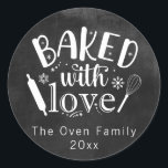 Bakat med Kärlek Chalkboard Helgdag Modern Runt Klistermärke<br><div class="desc">En bakad med runda klistermärken från Kärlek Helgdag med svart och vitt,  viskpapp och snöflingor.</div>