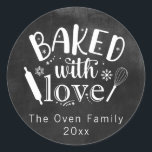 Bakat med Kärlek Chalkboard Helgdag Modern Runt Klistermärke<br><div class="desc">En bakad med runda klistermärken från Kärlek Helgdag med svart och vitt,  viskpapp och snöflingor.</div>