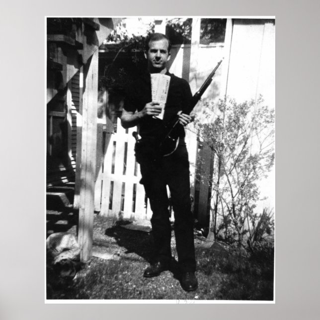 Bakbangårdsfoto av Lee Harvey Oswald i mars 1963 Poster (Framsidan)