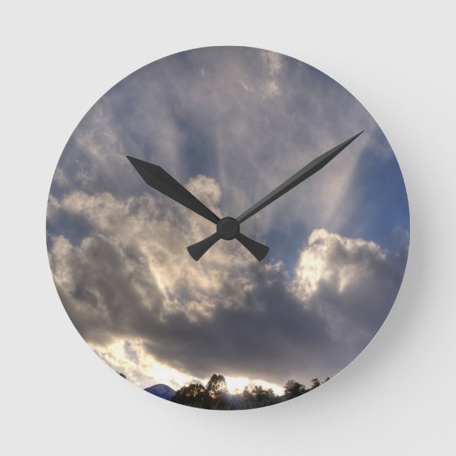 Bakbelysta moln rund klocka (Framsida)