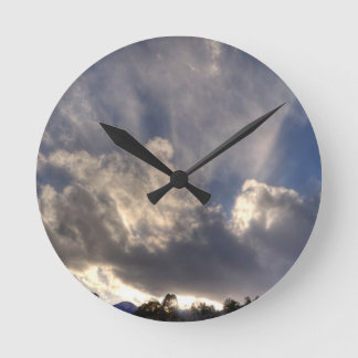 Bakbelysta moln rund klocka