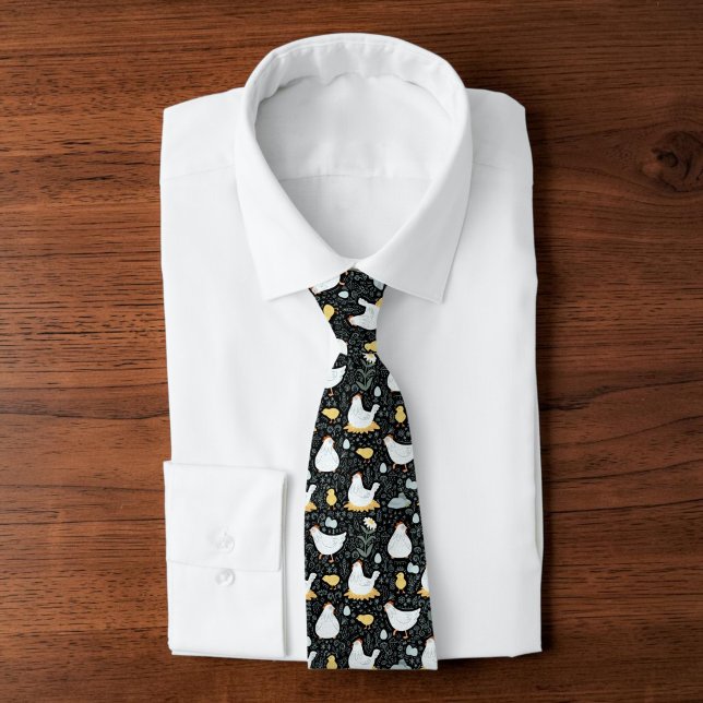 Bakgårdshönsfader Excentrisk Bonde Självförsörjare Slips (A black tie with a graphic chicken pattern design on it, atop a folded white collared shirt.)