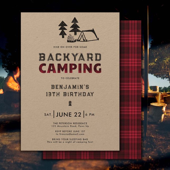 Bakgårdskampanj utomhus Red Play Boys Birthday Inbjudningar (backyard camping boys birthday party invitation outdoor adventure camp fire rustic red plaid)
