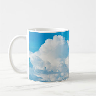 Bakgrund i blå himmel moln vit kaffemugg