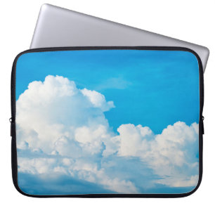 Bakgrund i blå himmel moln vit laptop fodral