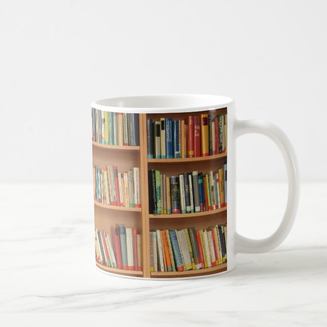 Bakgrund med bokhylla kaffemugg (Höger)