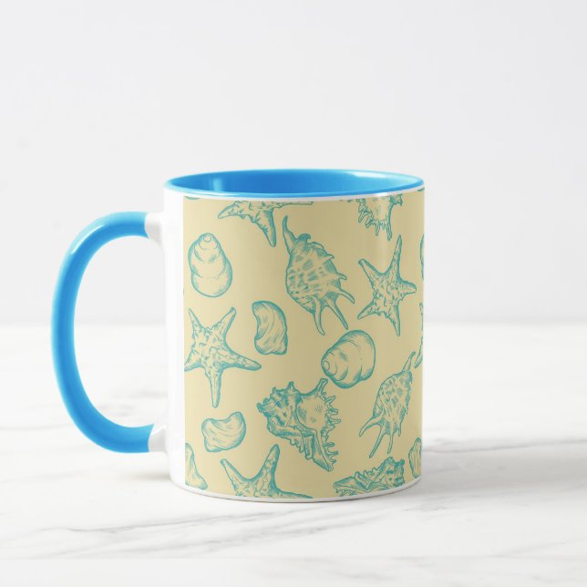 Bakgrund med snäckor. Hand plockade Mugg (Vänster)