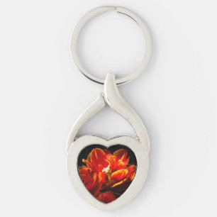 Bakgrund till röda tulpaner, mörk twisted heart silverfärgad nyckelring