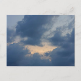 Bakgrunden till himlar med undermoln. vykort