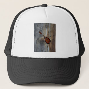 Bakgrunds~ CC BY-SA 3,0 för Mandolin w/Barnwood Truckerkeps