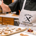 Baking Champion White Kitchen Apron for Bakers Långt Förkläde<br><div class="desc">Om din Pappa är den bästa bakaren,  vad sägs om att få honom hans egen personlig Baking Champion att laga apron med initialer på den. Perfekt för att hålla sina kläder rena medan han bakar dina favoritkakor. Lämpligt för alla bagare och pappa som gillar att baka.</div>