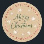 Baking sirits Bright Homeade Helgdag Baking Runt Klistermärke<br><div class="desc">Lägg till lite glädje i extra till dina helgdag-behandlingar med personlig-klistermärken från din familj! De speciella klistermärkena har "Baking Spirits Bright from the (ange ditt namn) Family" i cirkulär text runt God jul,  med vit snöflingor i mitten och en kraftbrunt bakgrund.</div>