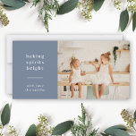 Baking Spirits Bright | Blått Grått Roligt Kids Ph Julkort<br><div class="desc">Snyggt modernt gratulationskort för foto med ett klassiskt typografiskt citat "bakande sprit briljant" med en skiljelinje och namn i vitt för familjen. Utformningen har en ljusblå grått färg. Fotot, hälsning och namn kan enkelt anpassas för en så unik design som din speciella familj. Ett trendig, minimalistiskt och contemporary för att...</div>