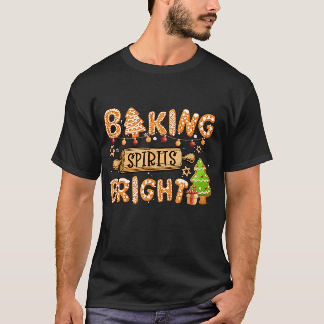 Baking Spirits Bright Chirstmas Cookie Gingerbröd T Shirt (Framsida)