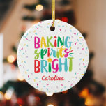 Baking Spirits Bright Colorful Sprinkles jul Julgransprydnad Keramik<br><div class="desc">Denna juldesign innehåller texten "bakande sprit briljant" i roligt, färgstark typografi omgiven av en gräns av regnbågssprinkler! Klicka på knappen Anpassa om du vill flytta/ bilder och ändra texten ytterligare! Det finns variationer i denna utformning, ytterligare färg och samordnade produkter i vår butik, zazzle.com/store/doodlelulu. Kontakta oss om du behöver den...</div>