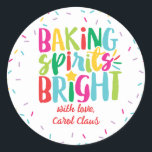 Baking Spirits Bright Colorful Sprinkles jul Runt Klistermärke<br><div class="desc">Denna juldesign innehåller texten "bakande sprit briljant" i roligt, färgstark typografi omgiven av en gräns av regnbågssprinkler! Klicka på knappen Anpassa om du vill flytta/ bilder och ändra texten ytterligare! Det finns variationer i denna utformning, ytterligare färg och samordnade produkter i vår butik, zazzle.com/store/doodlelulu. Kontakta oss om du behöver den...</div>
