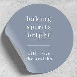 Baking Spirits Bright | Minimalt enkelt blått Gråt Runt Klistermärke<br><div class="desc">Snyggt modern helgdag bakande presentetiketter med ett klassiskt typografiskt citat "bakande sprit briljant" med en skiljelinje och familjens namn i vitt. Utformningen har en ljusblå grått färg. Hälsning och namn kan enkelt anpassas efter en så unik utformning som din speciella familj. Ett trendig, minimalistiskt och contemporary för att visa ut...</div>