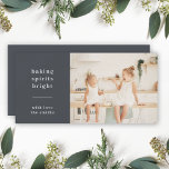 Baking Spirits Bright | Modern Snyggt Kids Photo Julkort<br><div class="desc">Snyggt modernt gratulationskort för foto med ett klassiskt typografiskt citat "bakande sprit briljant" med en skiljelinje och namn i vitt för familjen. Utformningen har en blåaktig svart träkol grått färg. Fotot, hälsning och namn kan enkelt anpassas för en så unik design som din speciella familj. Ett trendig, minimalistiskt och contemporary...</div>