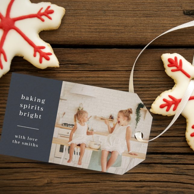 Baking Spirits Bright | Modern Snyggt Kids Photo Presentetikett (Modern photo Christmas gift tags - “Baking Spirits Bright” for sweet holiday perfection)