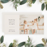 Baking Spirits Bright | Roligt Kids Photo Neutralt Julkort<br><div class="desc">Snyggt modernt gratulationskort för foto med ett klassiskt typografiskt citat "bakande sprit briljant" med en skiljelinje och namn i vitt för familjen. Utformningen har en neutralt naturlig mjuk taupelkräm i färg. Fotot, hälsning och namn kan enkelt anpassas för en så unik design som din speciella familj. Ett trendig, minimalistiskt och...</div>