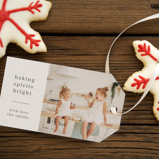 Baking Spirits Bright | Roligt Kids Photo Neutralt Presentetikett (Modern photo Christmas gift tags - “Baking Spirits Bright” for sweet holiday perfection)
