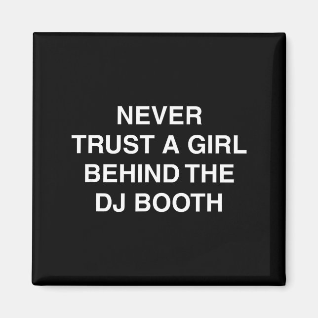Bakom DJ-båset rolig techno edm festival meme Magnet (Framsidan)
