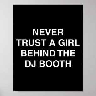 Bakom DJ-båset rolig techno edm festival meme Poster