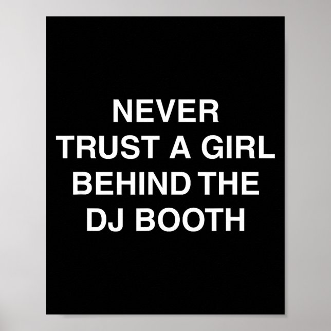 Bakom DJ-båset rolig techno edm festival meme Poster (Framsidan)
