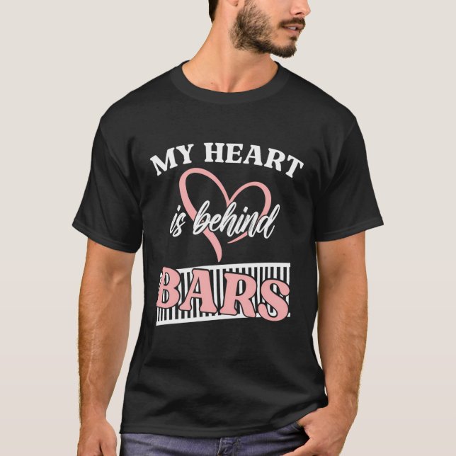 Bakom korrigeringar av Pub hustru med korrigering  T Shirt (Framsida)
