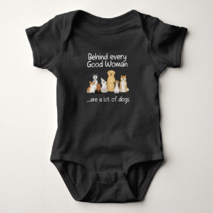 Bakom Varje Bra Kvinna Finns Många Hundar Present T Shirt