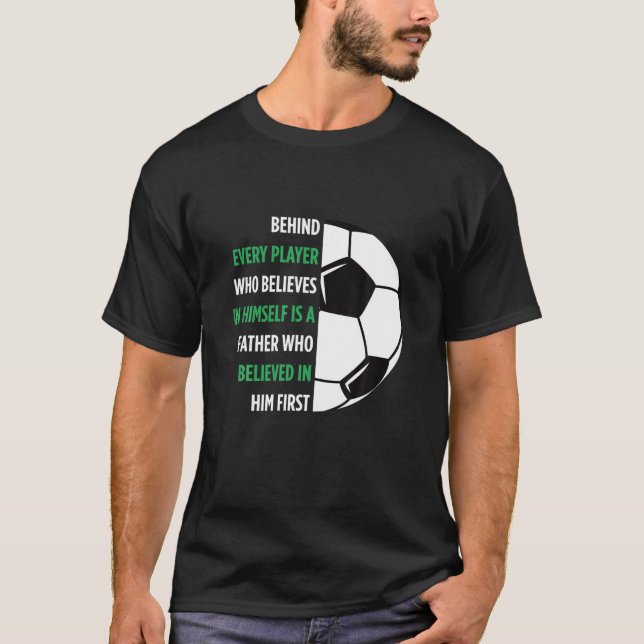 Bakom varje spelare finns en fotbollsgåva från Far T Shirt (Framsida)