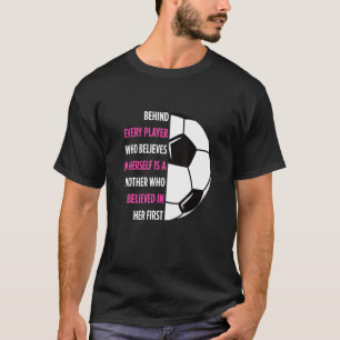 Bakom varje spelare finns en Mor-fotbollsspelare i T Shirt