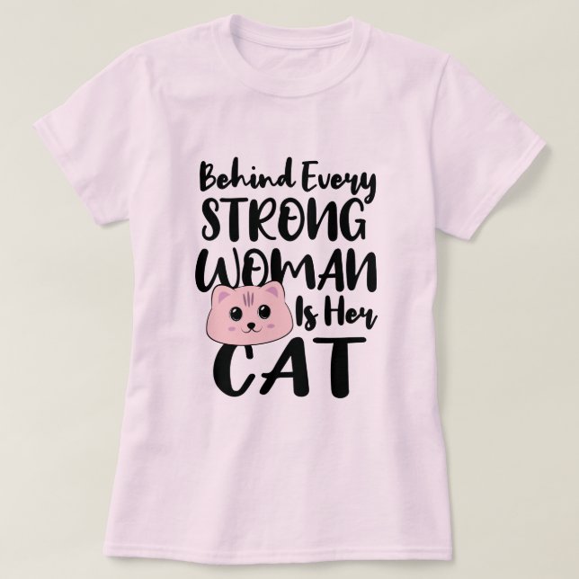 Bakom varje stark kvinna | Cute Funny Cat T-Shirt (Design framsida)