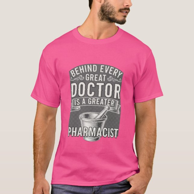 Bakom varje stor läkare står en ännu större apotek t shirt (Framsida)