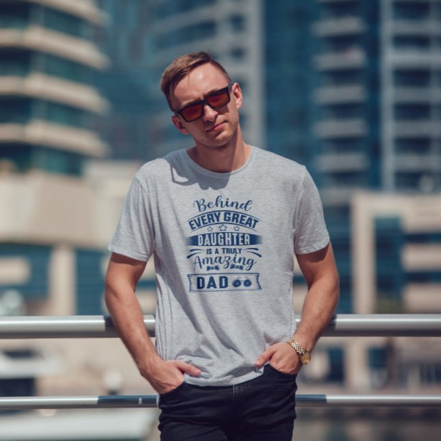 Bakom varje Underbar dotter finns texten i Fantast T Shirt (Skapare uppladdad)